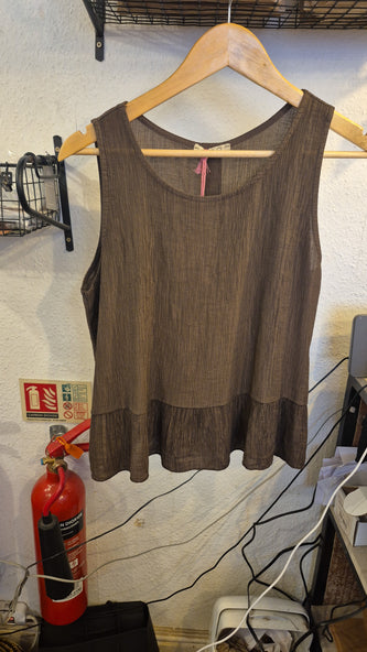 CRINKLE SLEEVELESS BUTTON VEST TOP BROWN