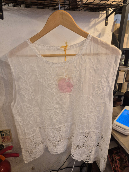 SLEEVELESS EMBROIDERED FLORAL TOP WHITE