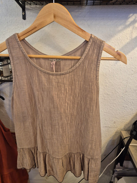 CRINKLE SLEEVELESS BUTTON VEST TOP MOCHA
